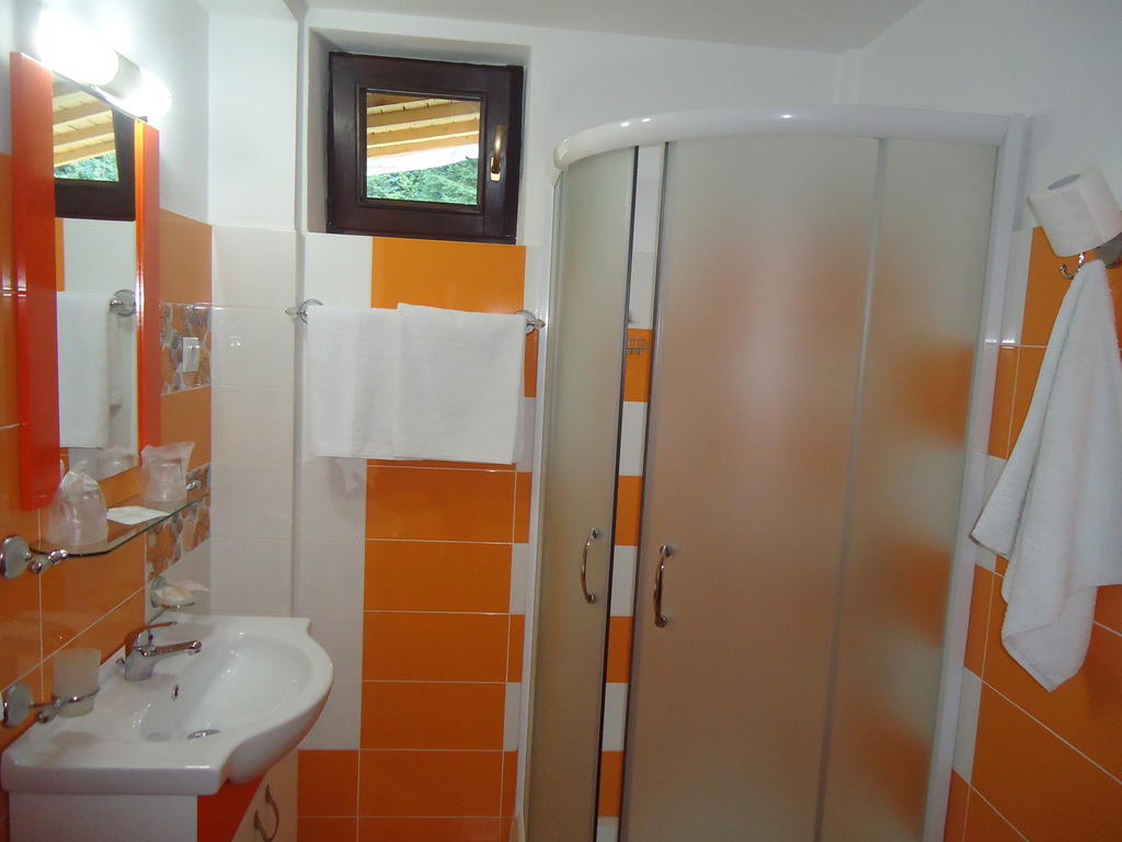 Pensiunea Geona Poiana Teiului Chambre photo